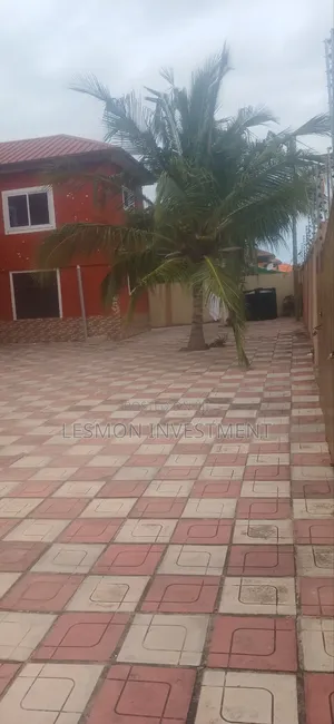 8bdrm Duplex in Sakumono for sale