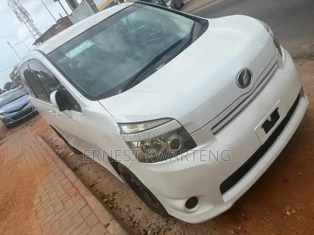 Toyota Voxy 2012 White