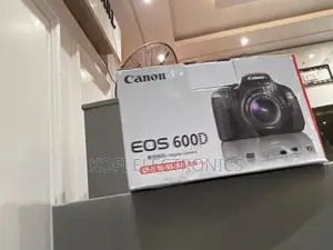Classic Street-Style Canon Eos 600d With Sharp Ef Lens Support