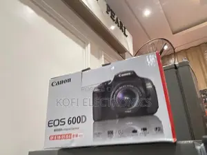 Classic Street-Style Canon Eos 600d With Sharp Ef Lens Support