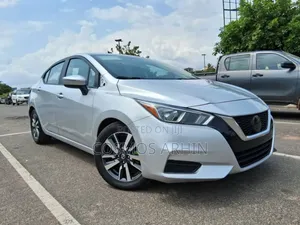 Nissan Versa 2022 Silver