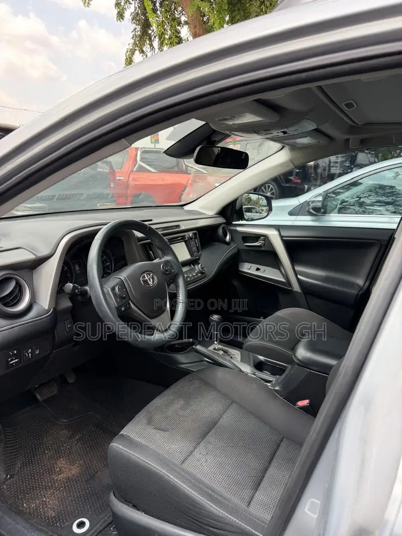 Toyota RAV4 XLE 4dr SUV (2.5L 4cyl 6A) 2018 Gray