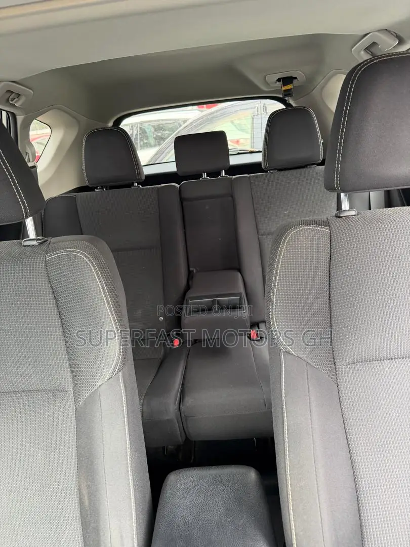 Toyota RAV4 XLE 4dr SUV (2.5L 4cyl 6A) 2018 Gray