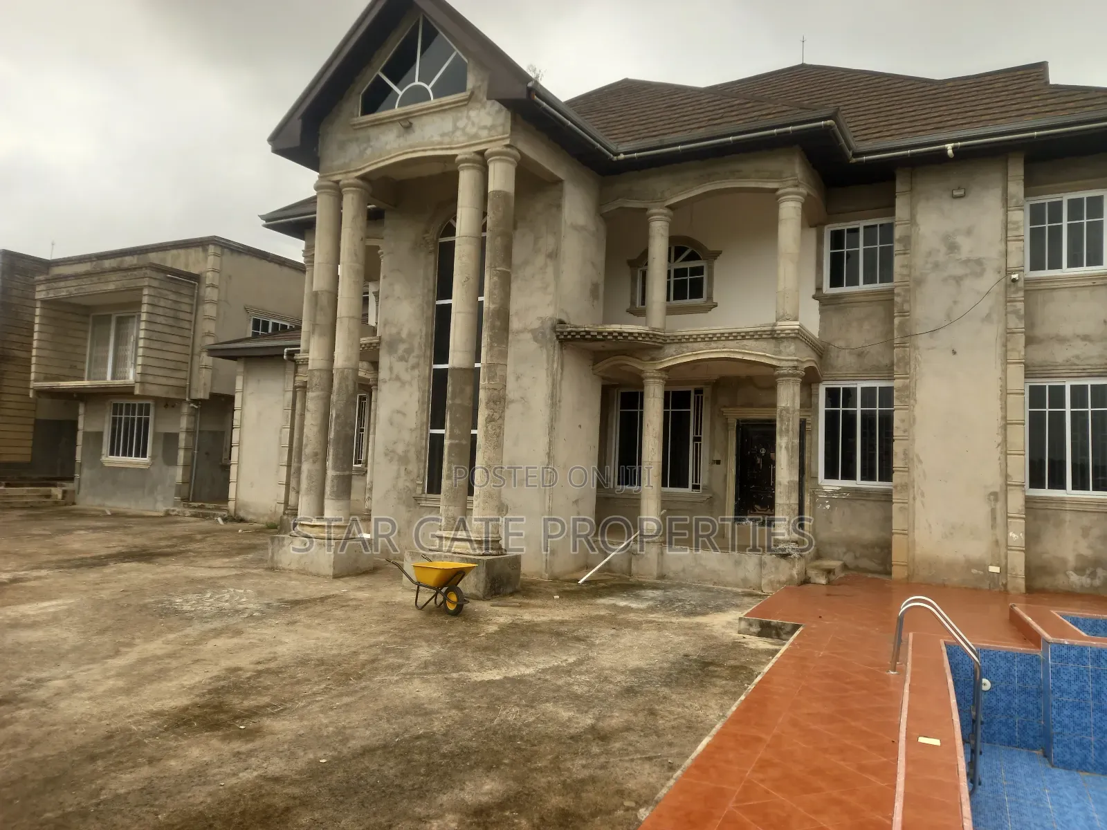 9bdrm House in Tanoso/ Sofoline, Kumasi Metropolitan for sale