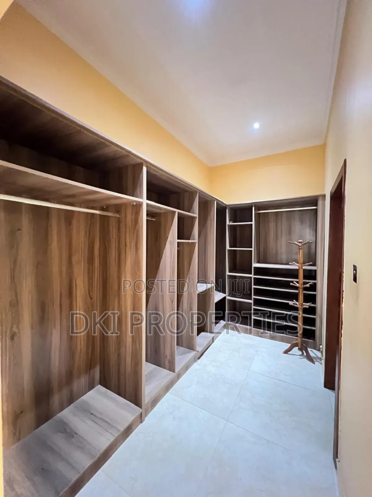 5bdrm House in Dki Properties, Community 25 for sale