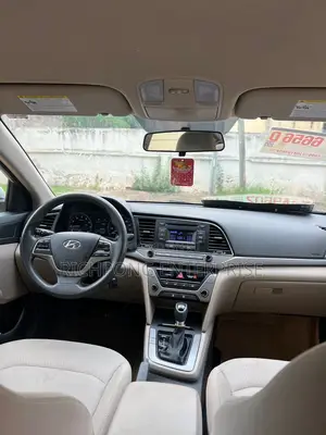 Hyundai Elantra SE Sedan FWD (2.0L 4cyl 6M) 2017 Pearl