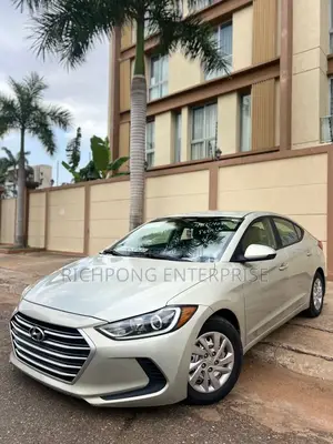 Hyundai Elantra SE Sedan FWD (2.0L 4cyl 6M) 2017 Pearl