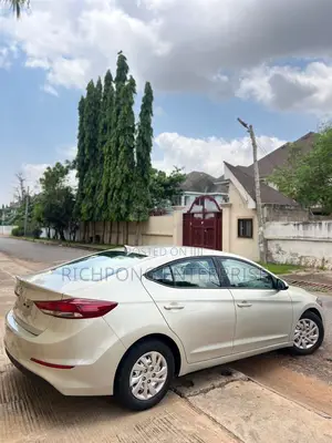 Hyundai Elantra SE Sedan FWD (2.0L 4cyl 6M) 2017 Pearl