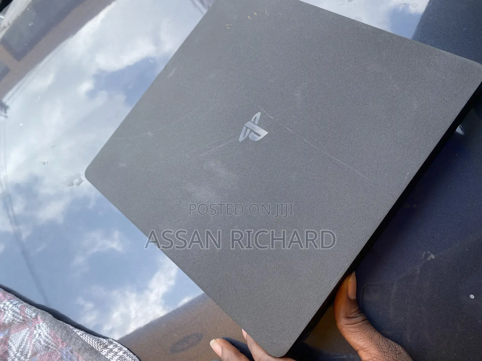Playstation 4 Slim Available on the Low Price.
