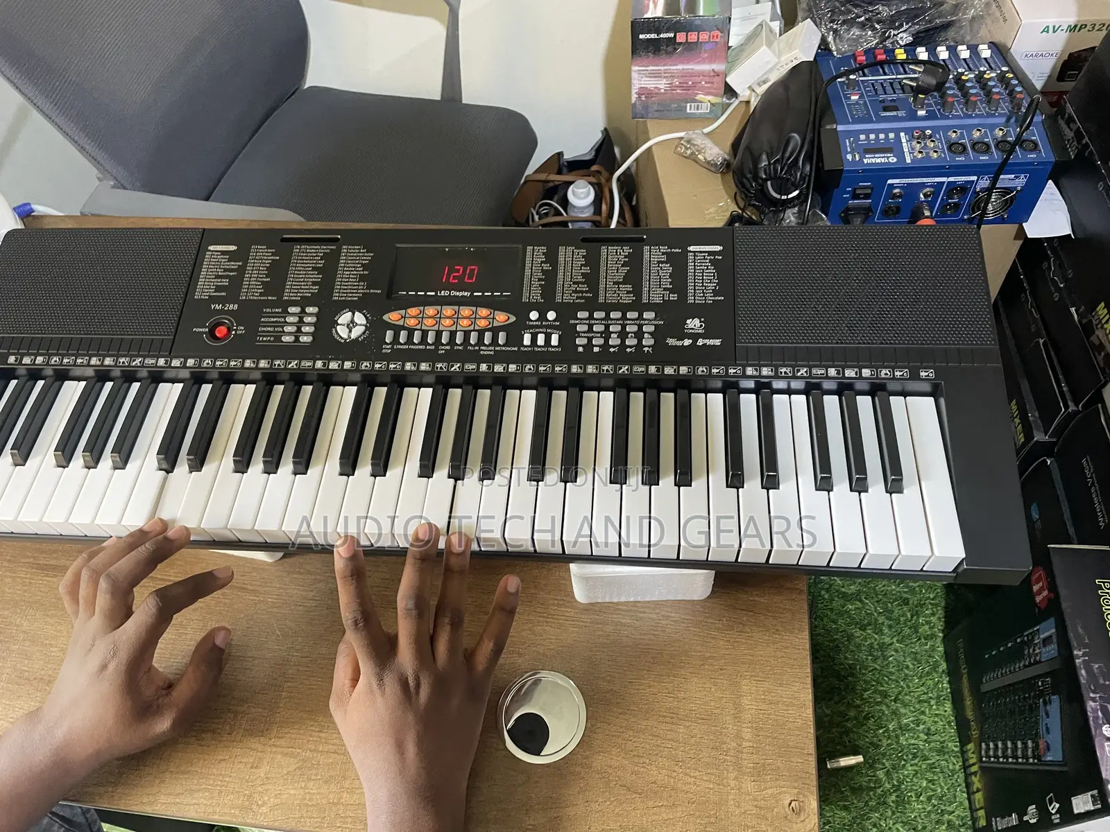 Yongmei Ym-288 61 Keys Keyboard