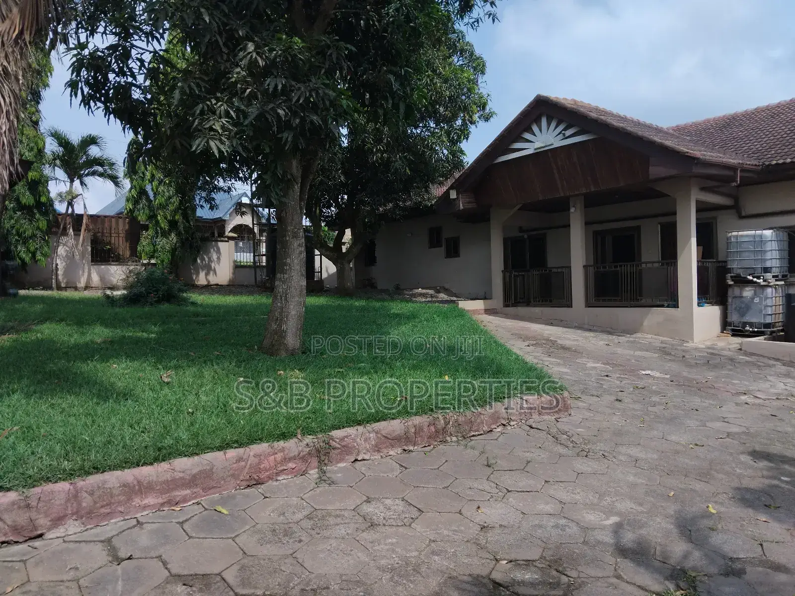 4bdrm Apartment in Ashomang Estate for rent