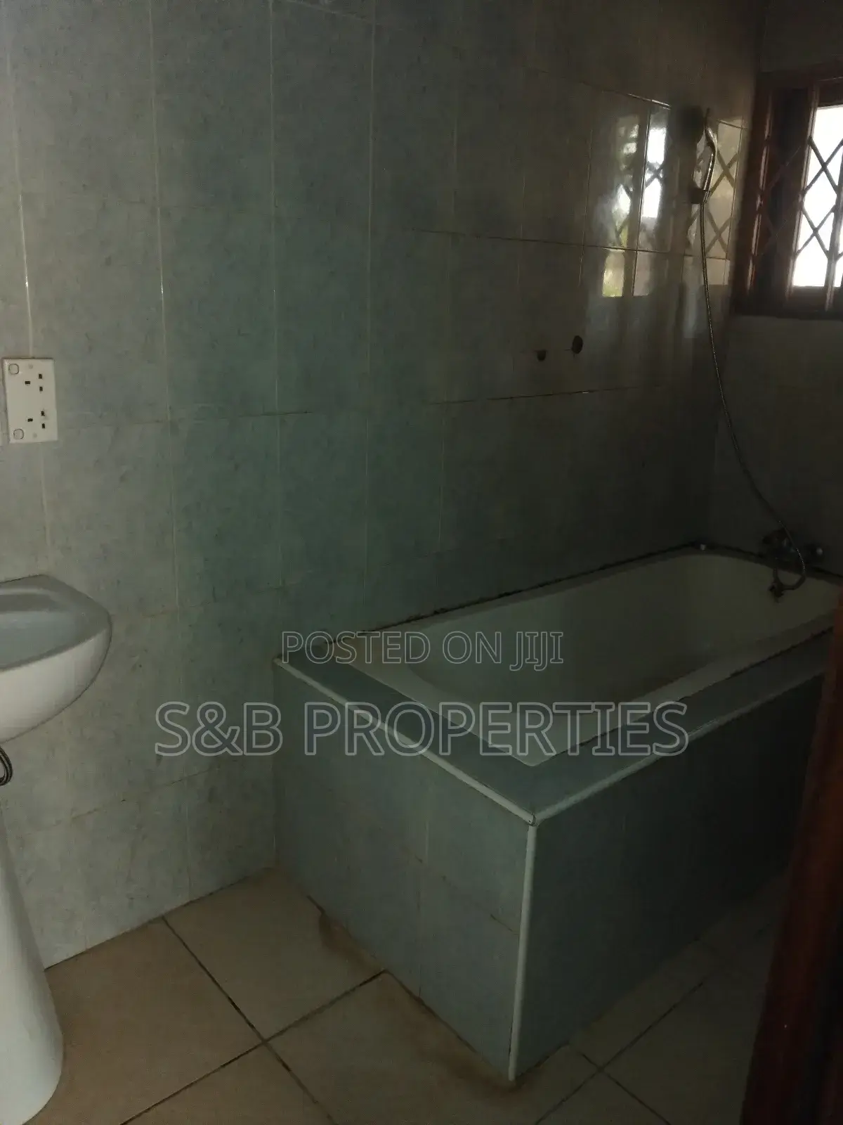4bdrm Apartment in Ashomang Estate for rent