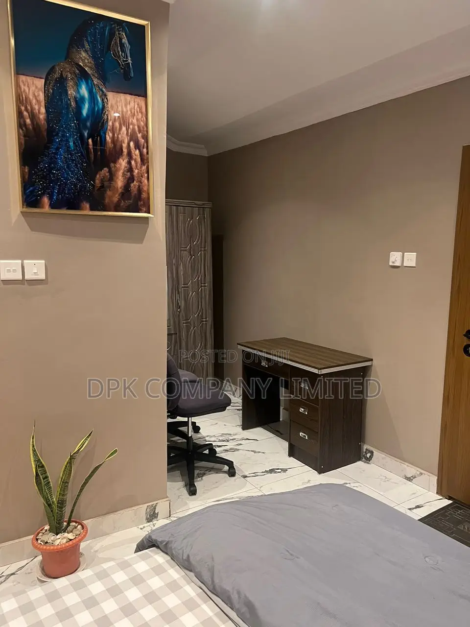 1bedroom en-Suite|Dstv|Internet|Air Con Room (Min 2 Days )