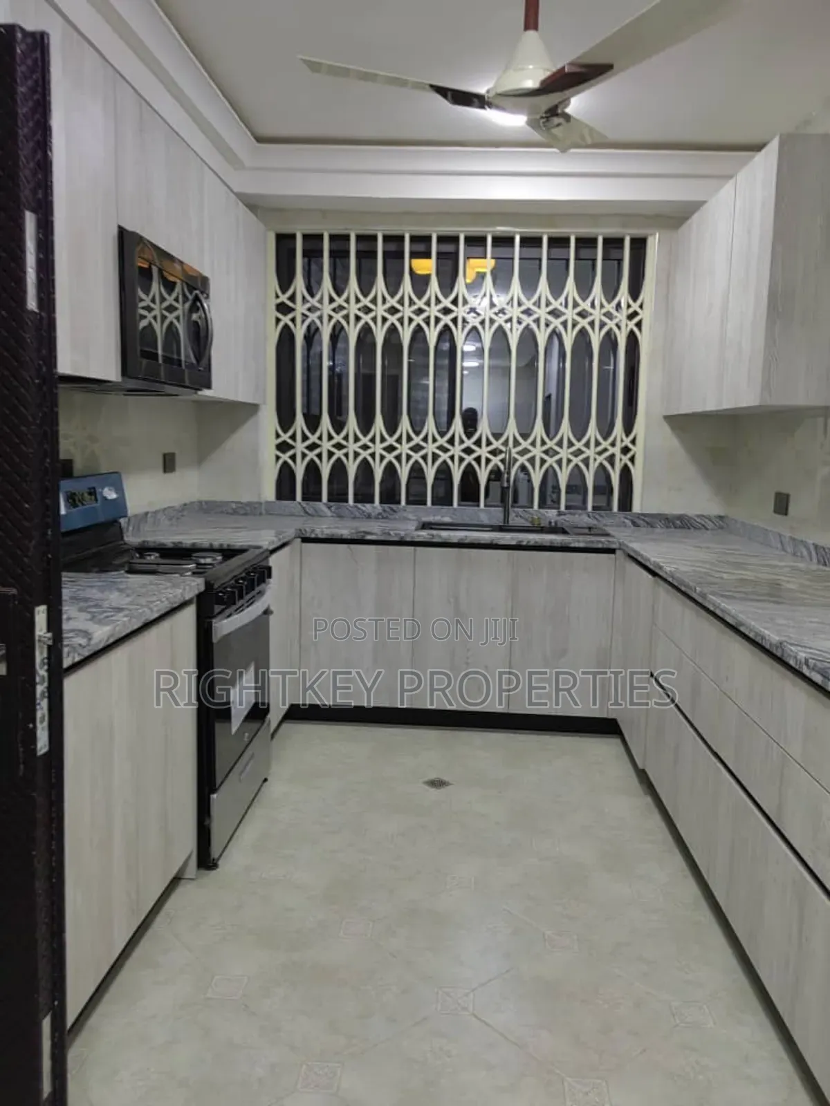 5bdrm Mansion in Near Diamond Hills, Kumasi Metropolitan for sale