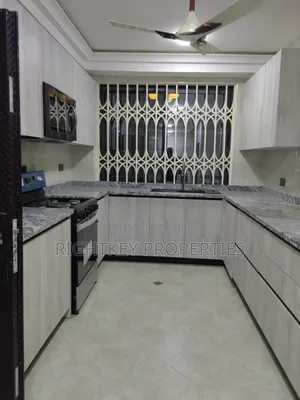 5bdrm Mansion in Near Diamond Hills, Kumasi Metropolitan for sale