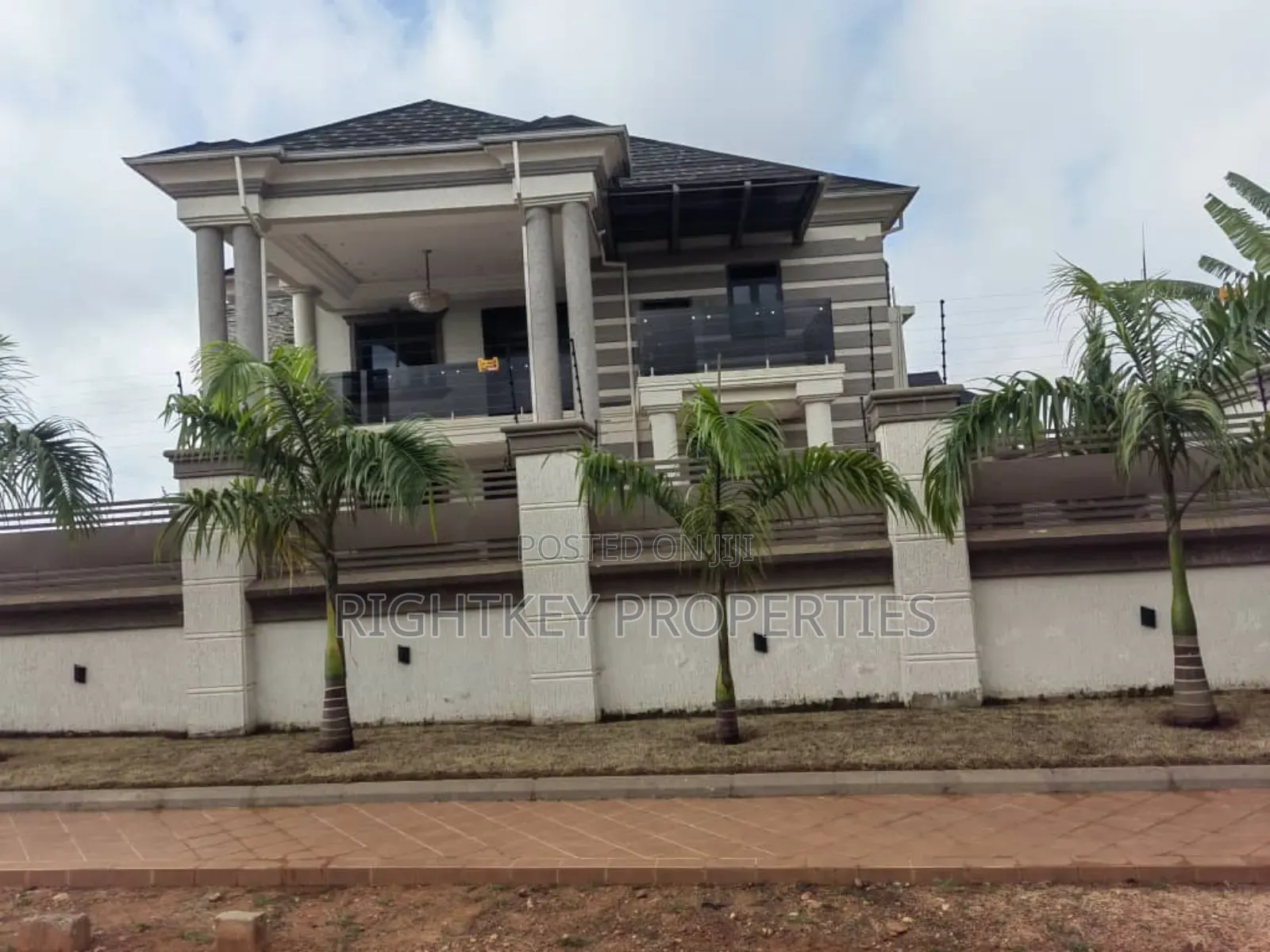 5bdrm Mansion in Near Diamond Hills, Kumasi Metropolitan for sale