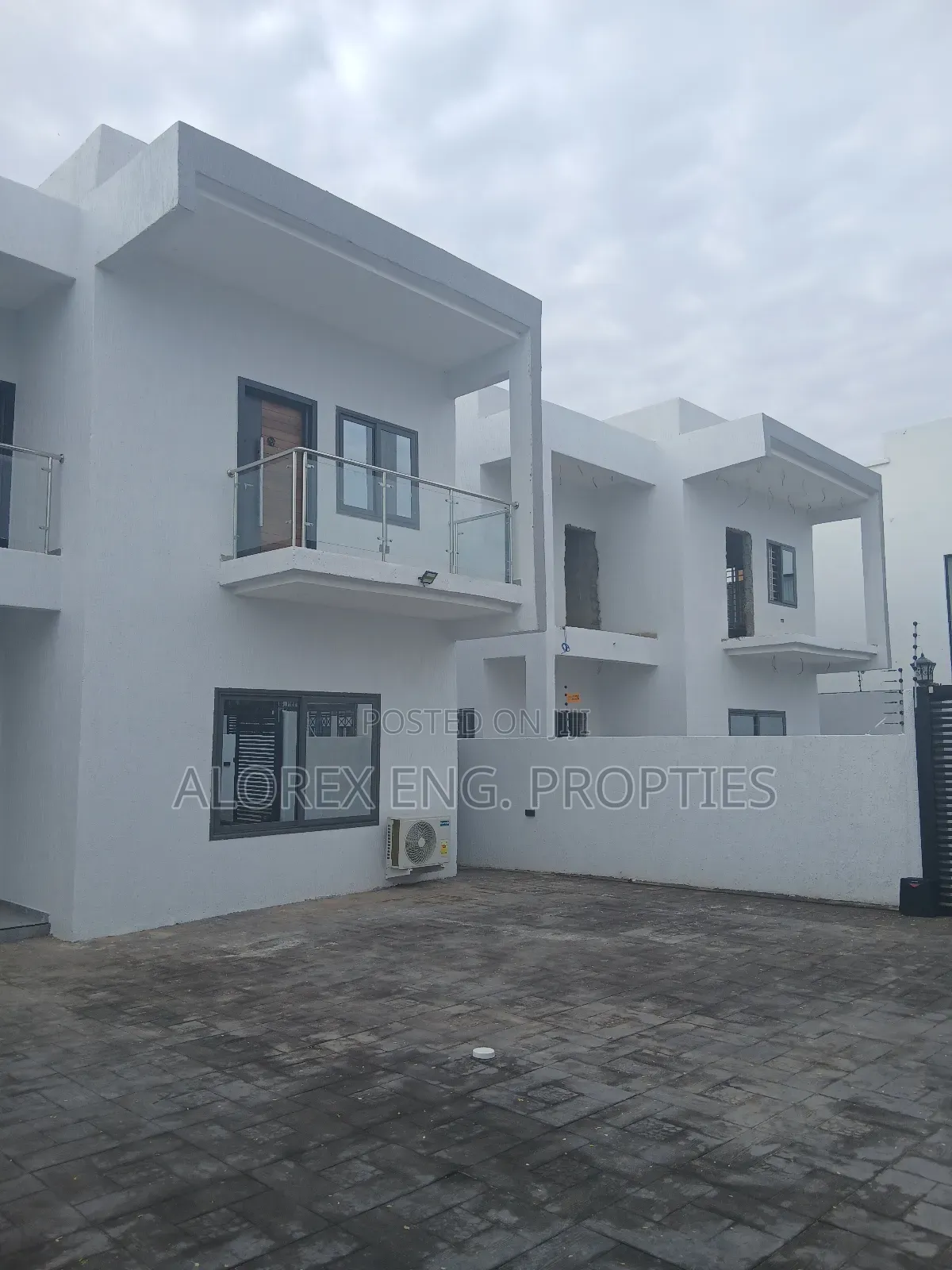 3bdrm Duplex in Near The Main Road, Oyarifa for sale