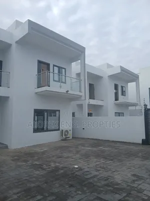 3bdrm Duplex in Near The Main Road, Oyarifa for sale