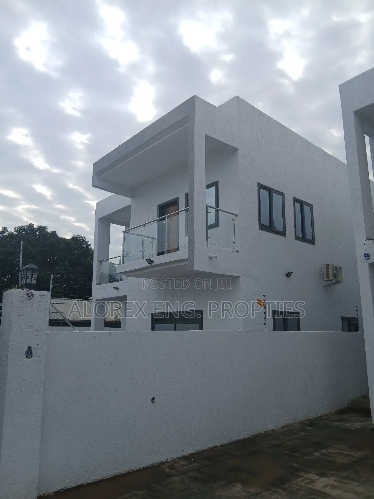 3bdrm Duplex in Near The Main Road, Oyarifa for sale