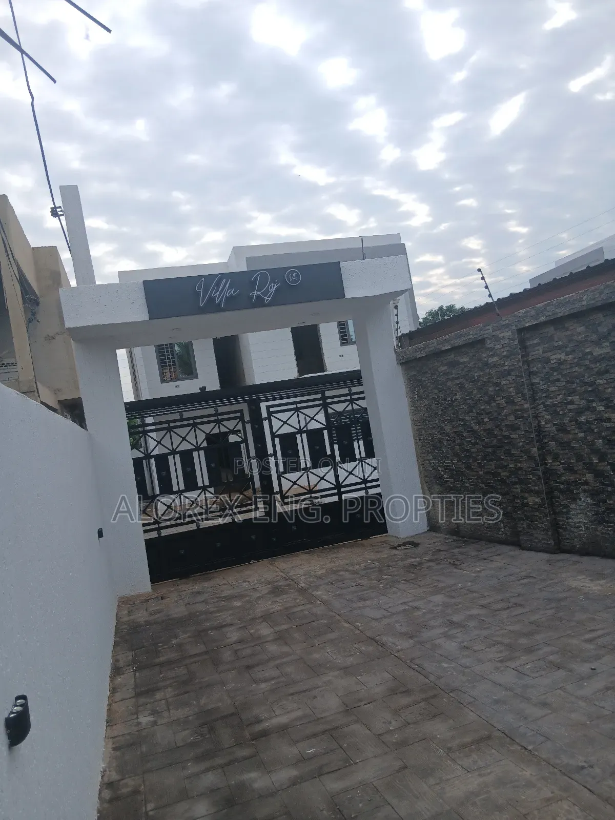 3bdrm Duplex in Near The Main Road, Oyarifa for sale