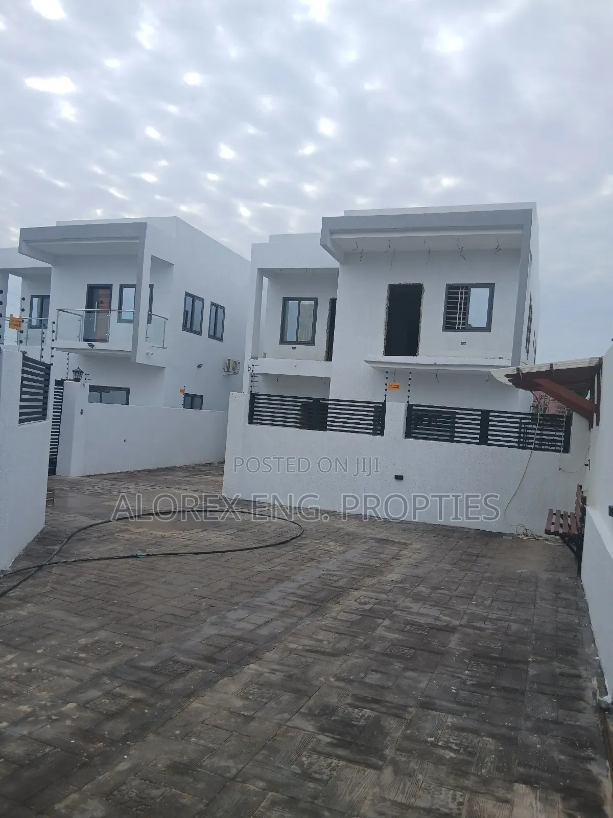 3bdrm Duplex in Near The Main Road, Oyarifa for sale