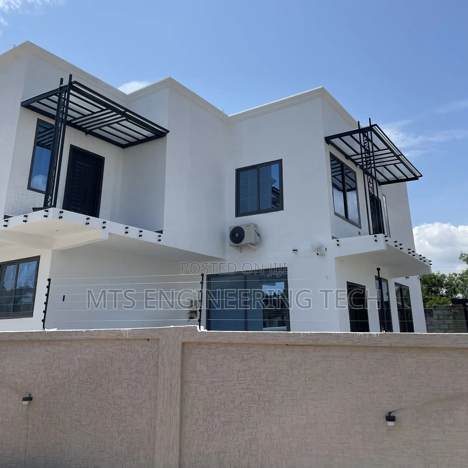 Modern Metal Shades With Polycarbonate Roofing
