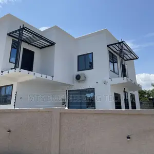 Modern Metal Shades With Polycarbonate Roofing
