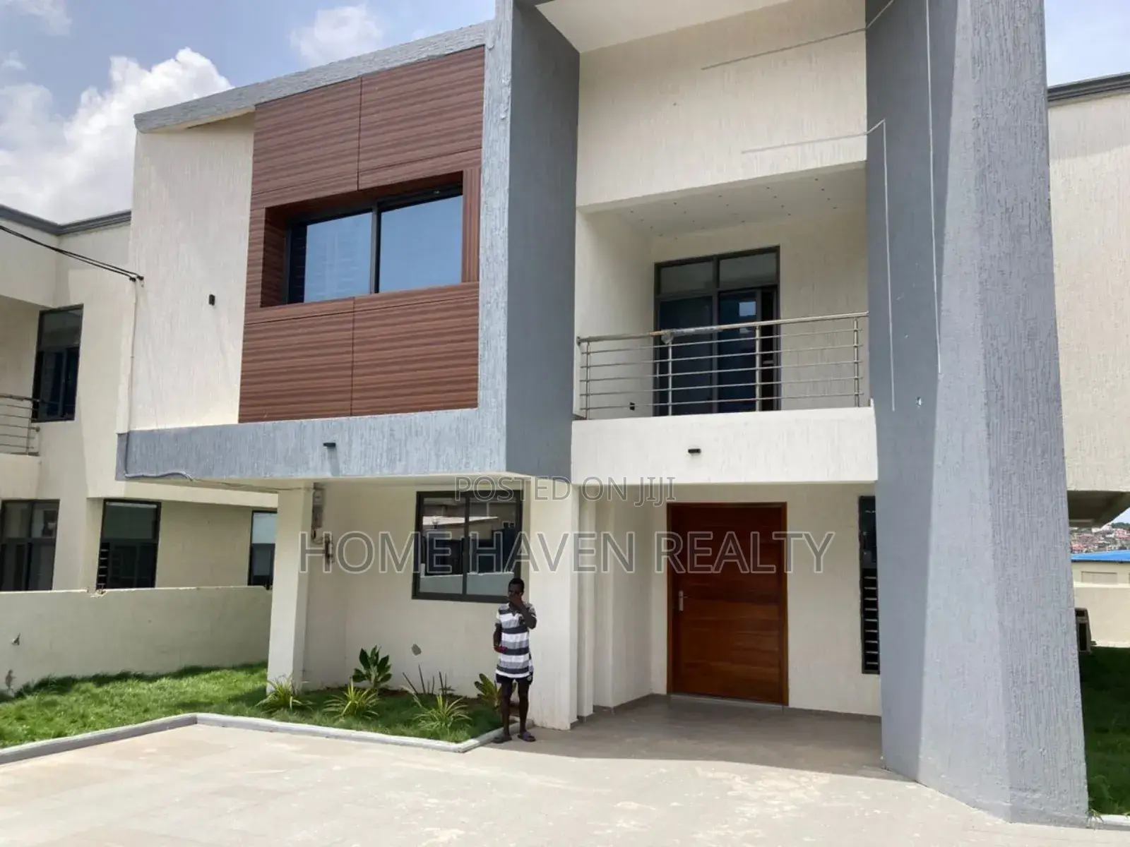 5bdrm House in West Hills Mall for sale