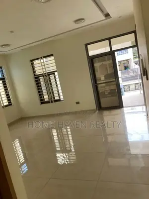 5bdrm House in West Hills Mall for sale