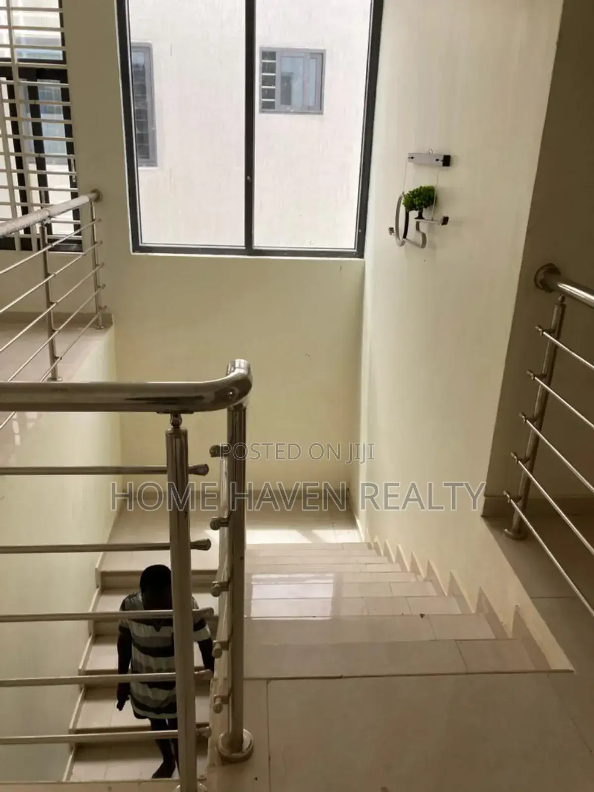 5bdrm House in West Hills Mall for sale