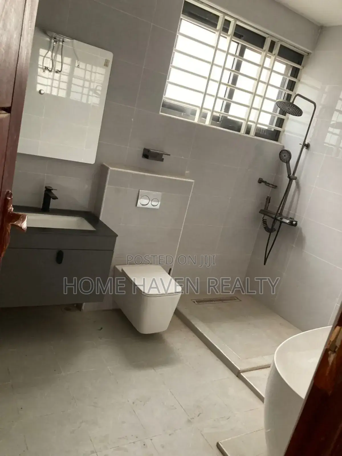 5bdrm House in West Hills Mall for sale