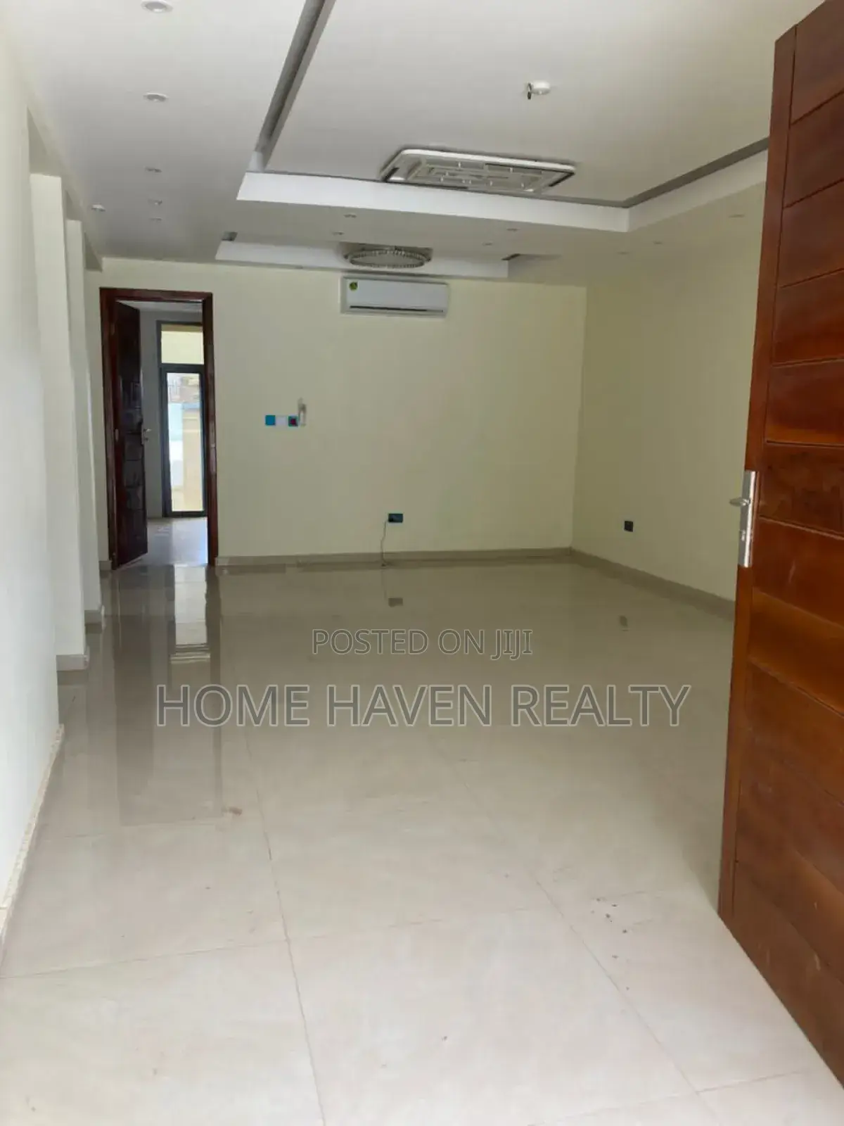 5bdrm House in West Hills Mall for sale