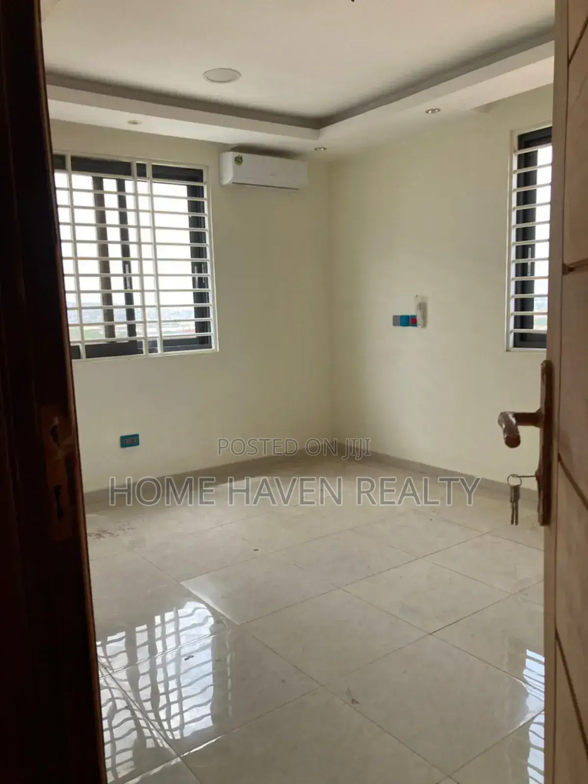 5bdrm House in West Hills Mall for sale