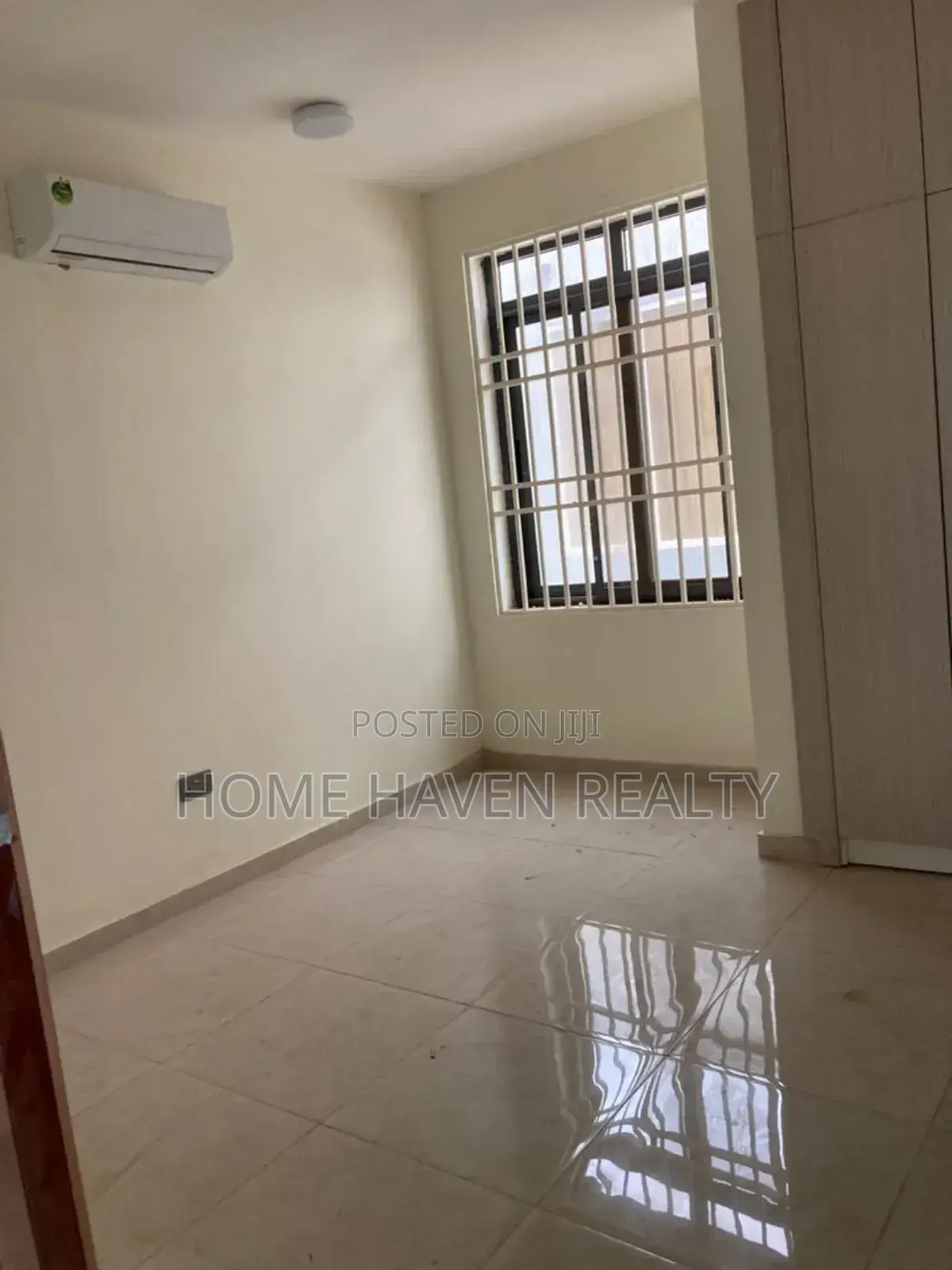 5bdrm House in West Hills Mall for sale