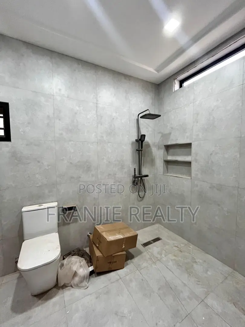 3bdrm House in Franjie Realty, Pokuase for sale