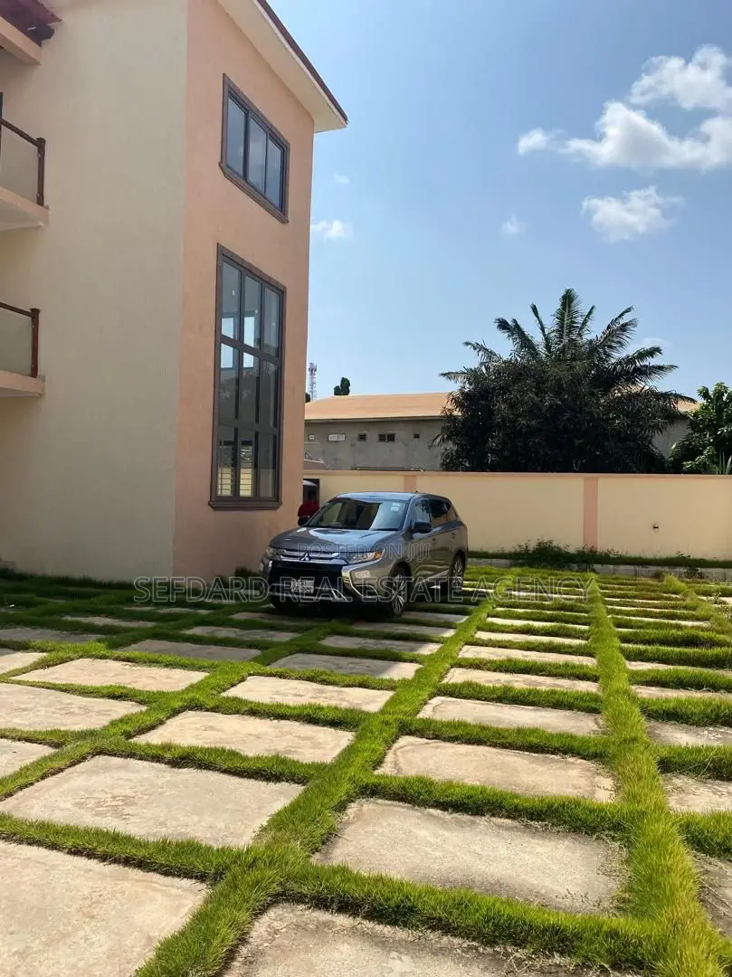 4bdrm Duplex in Achimota for rent