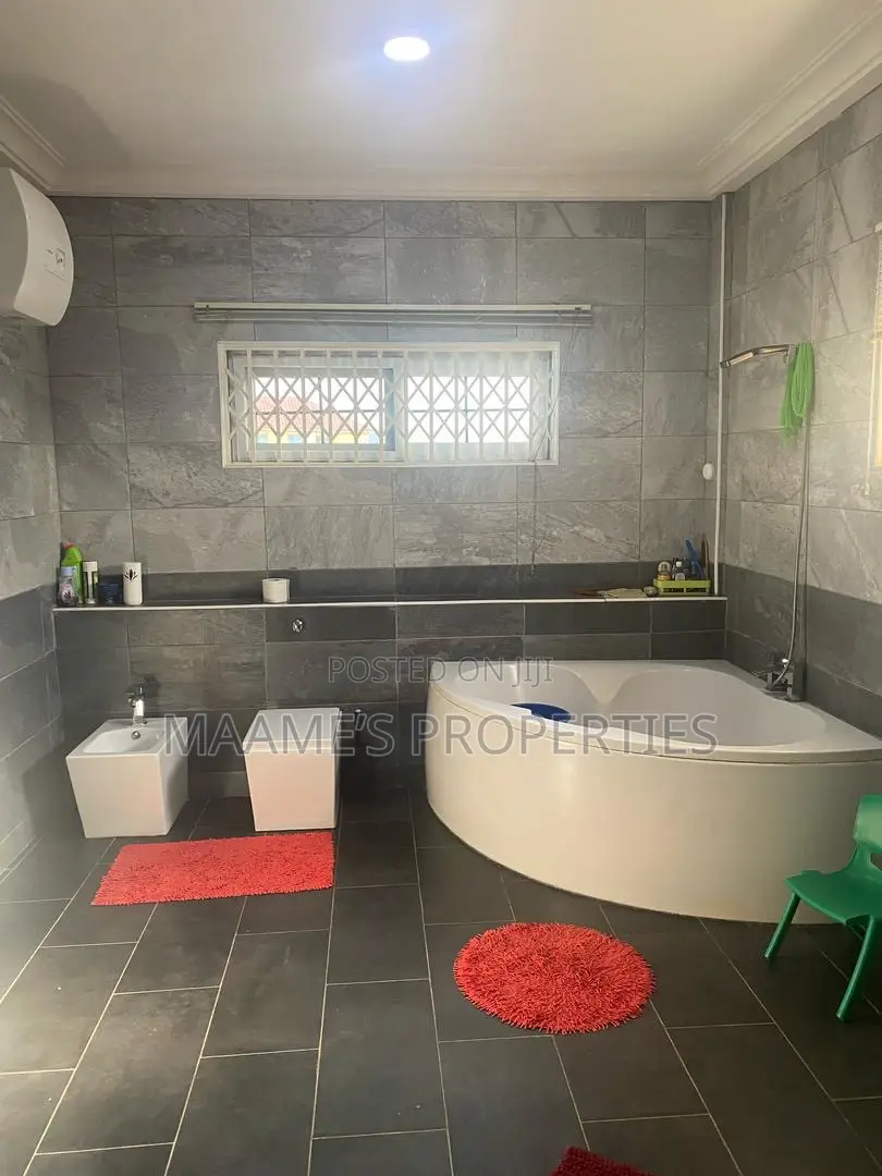 7bdrm Mansion in Oyarifa for sale