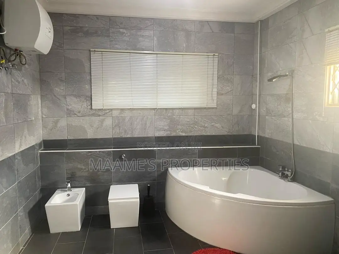 7bdrm Mansion in Oyarifa for sale