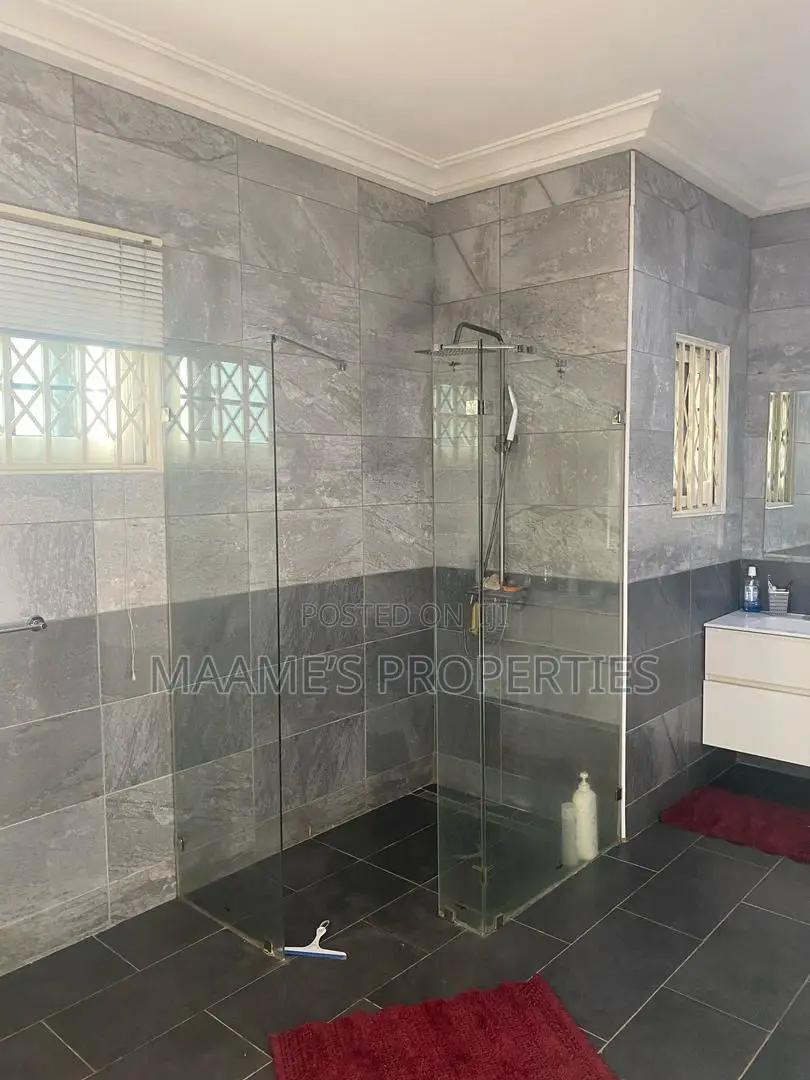 7bdrm Mansion in Oyarifa for sale
