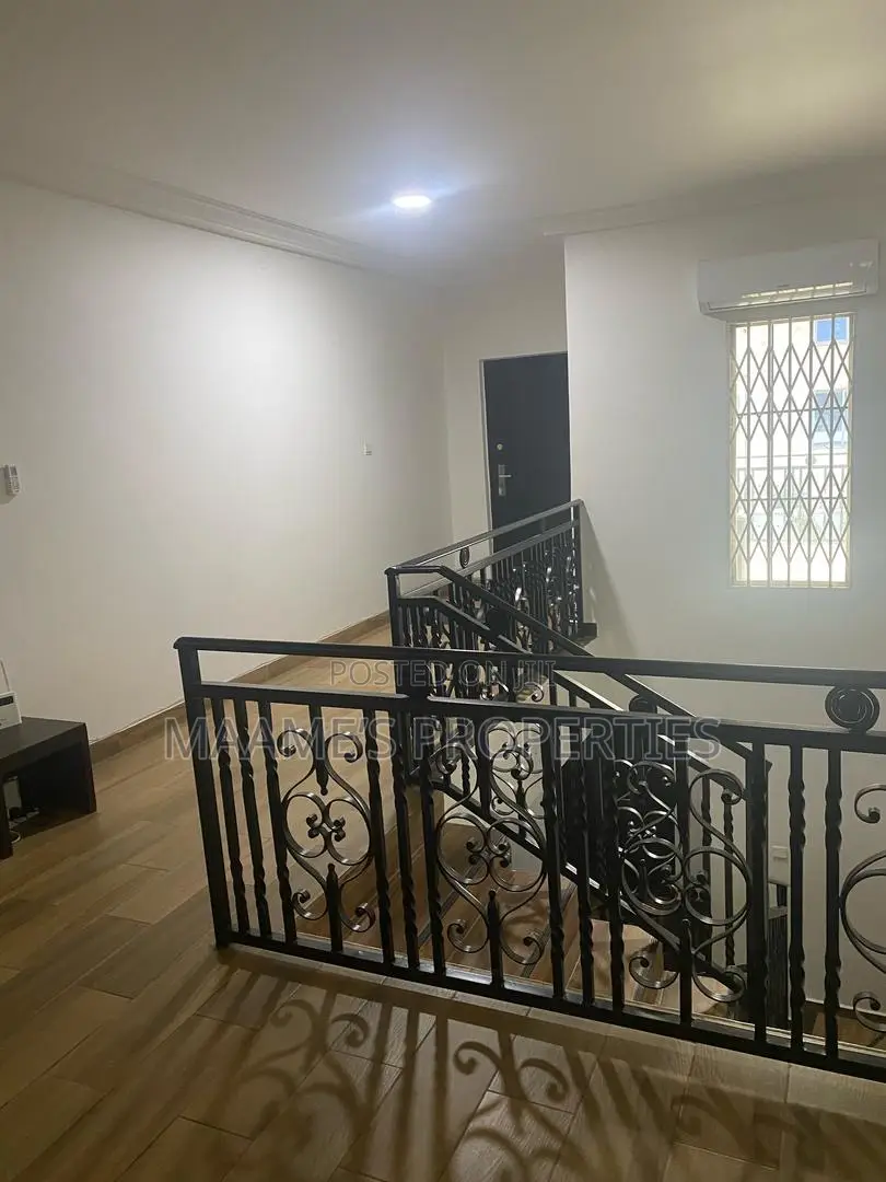 7bdrm Mansion in Oyarifa for sale