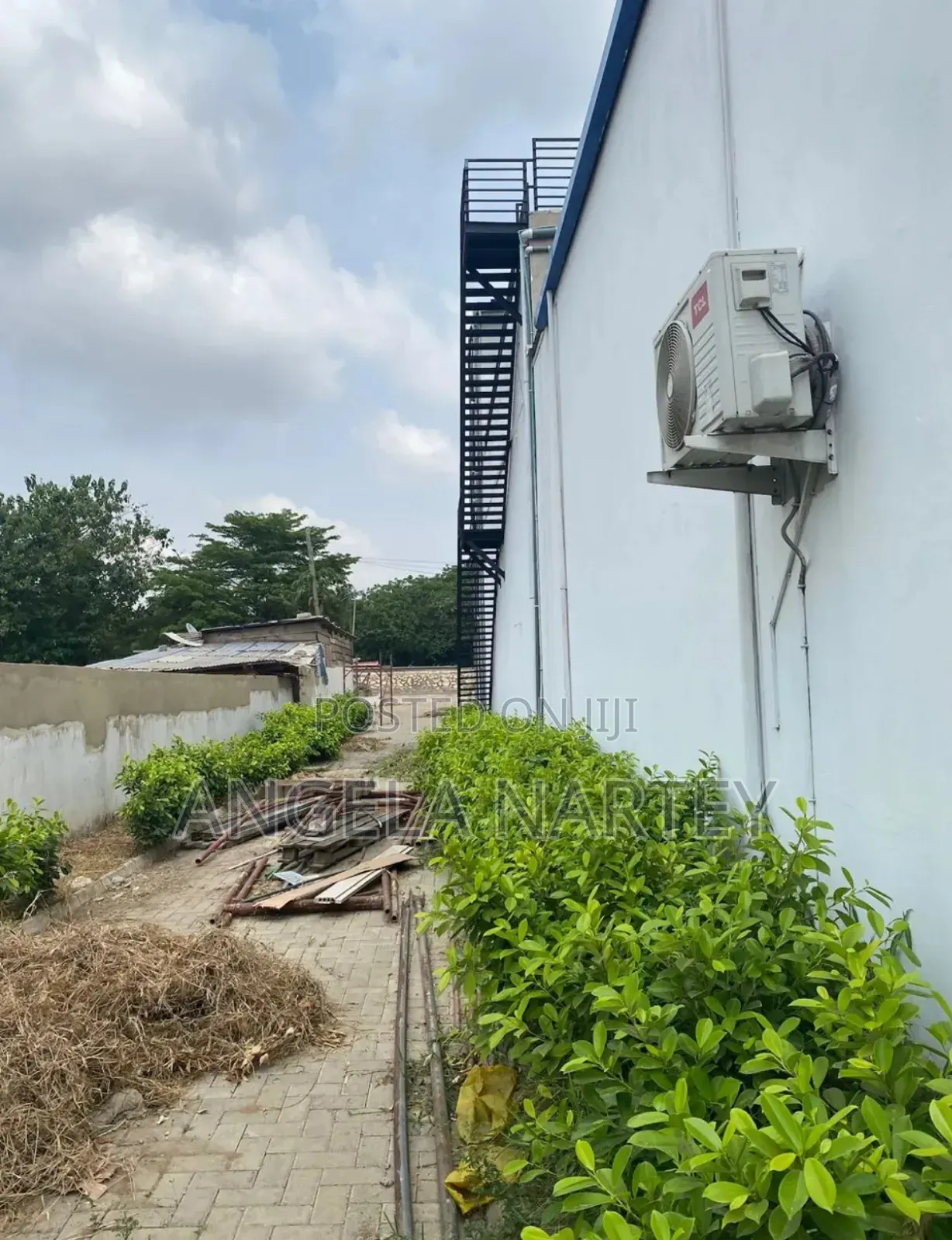 Showroom With Warehouse And Office Close To N1 Road-dzorwulu