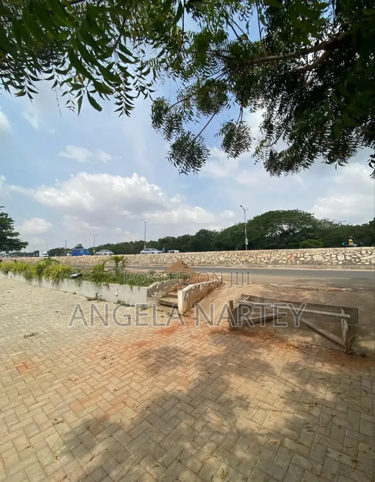 Showroom With Warehouse And Office Close To N1 Road-dzorwulu