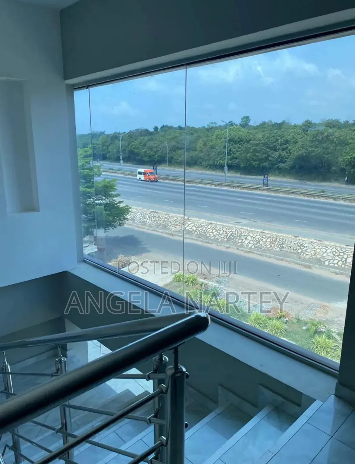 Showroom With Warehouse And Office Close To N1 Road-dzorwulu