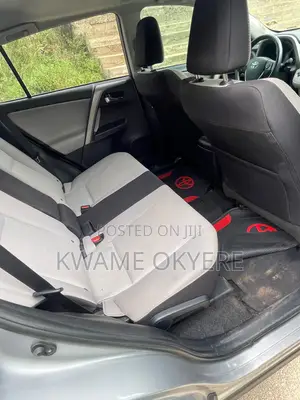 Toyota RAV4 XLE 4dr SUV (2.5L 4cyl 6A) 2018 Silver