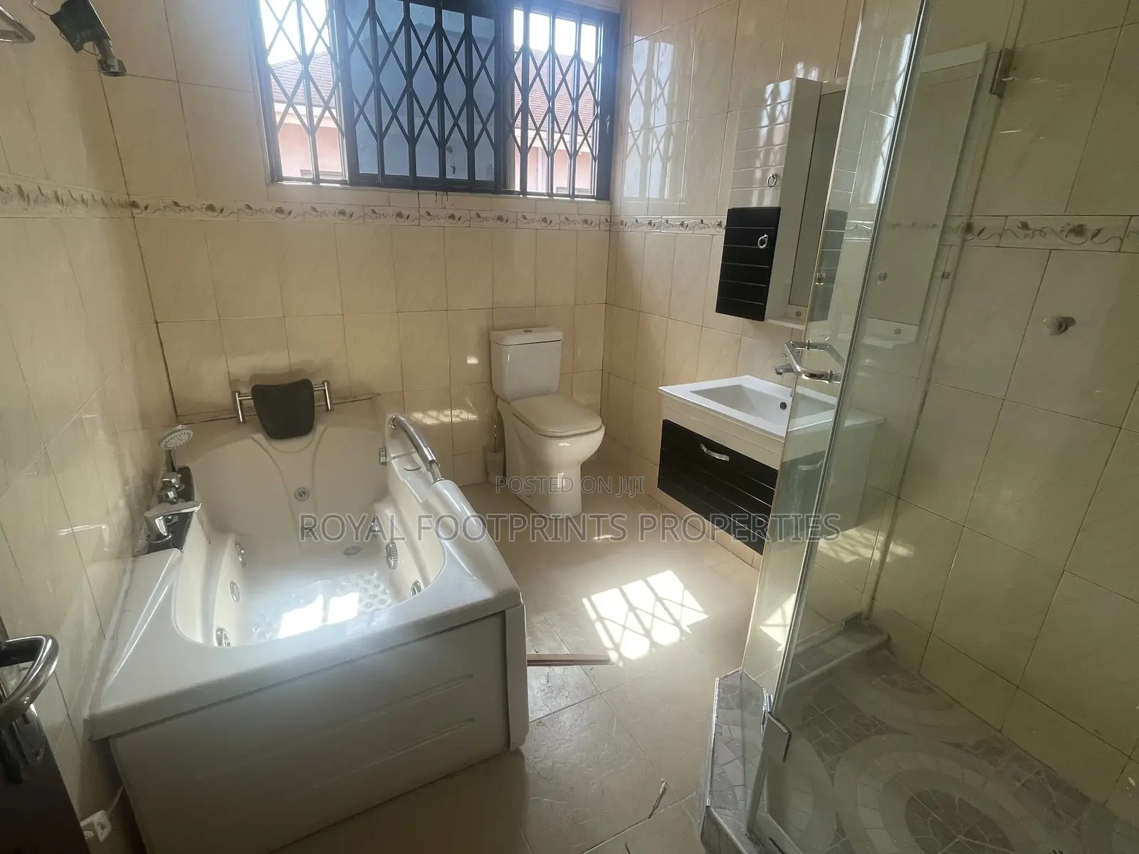 4bdrm House in Luxelooks Properties, East Legon for rent