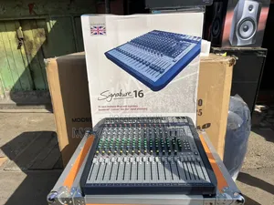 Soundcraft Signature 16 Channel Mixer With Effect