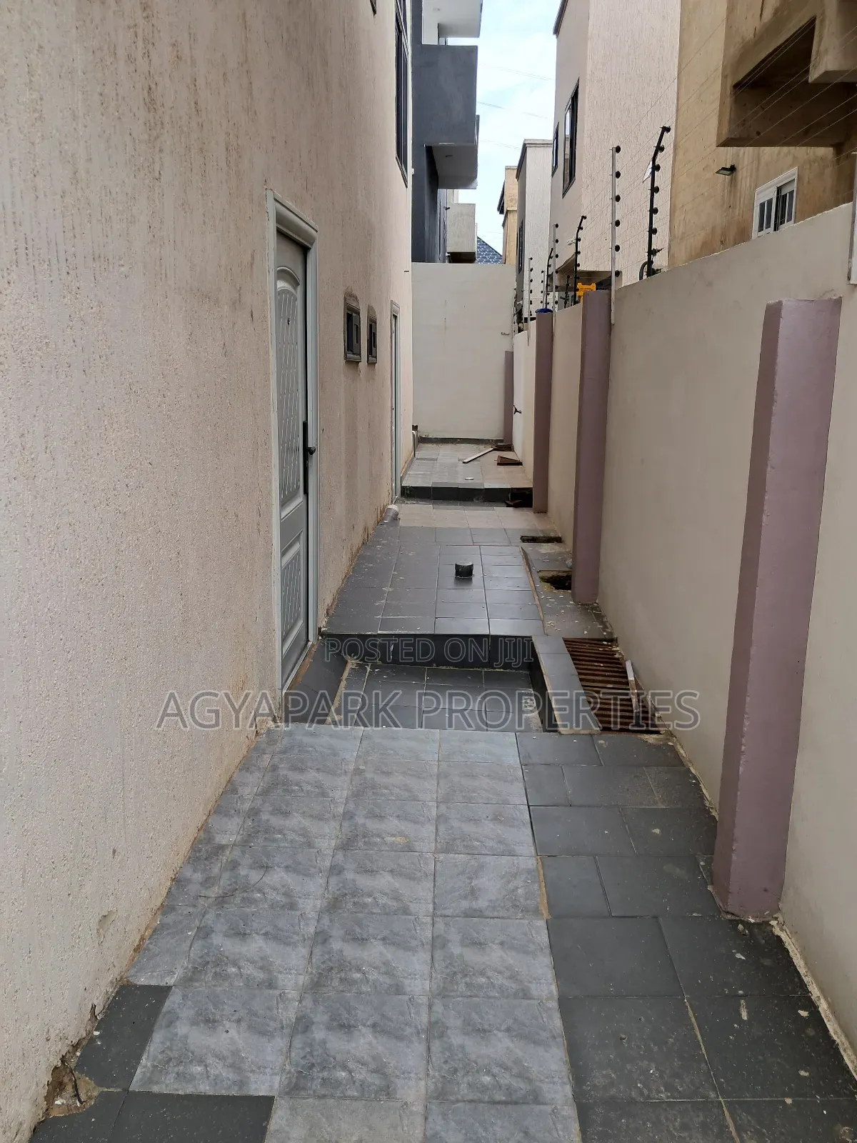 7bdrm House in Kwabenya, Pokuase for sale