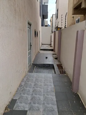 7bdrm House in Kwabenya, Pokuase for sale