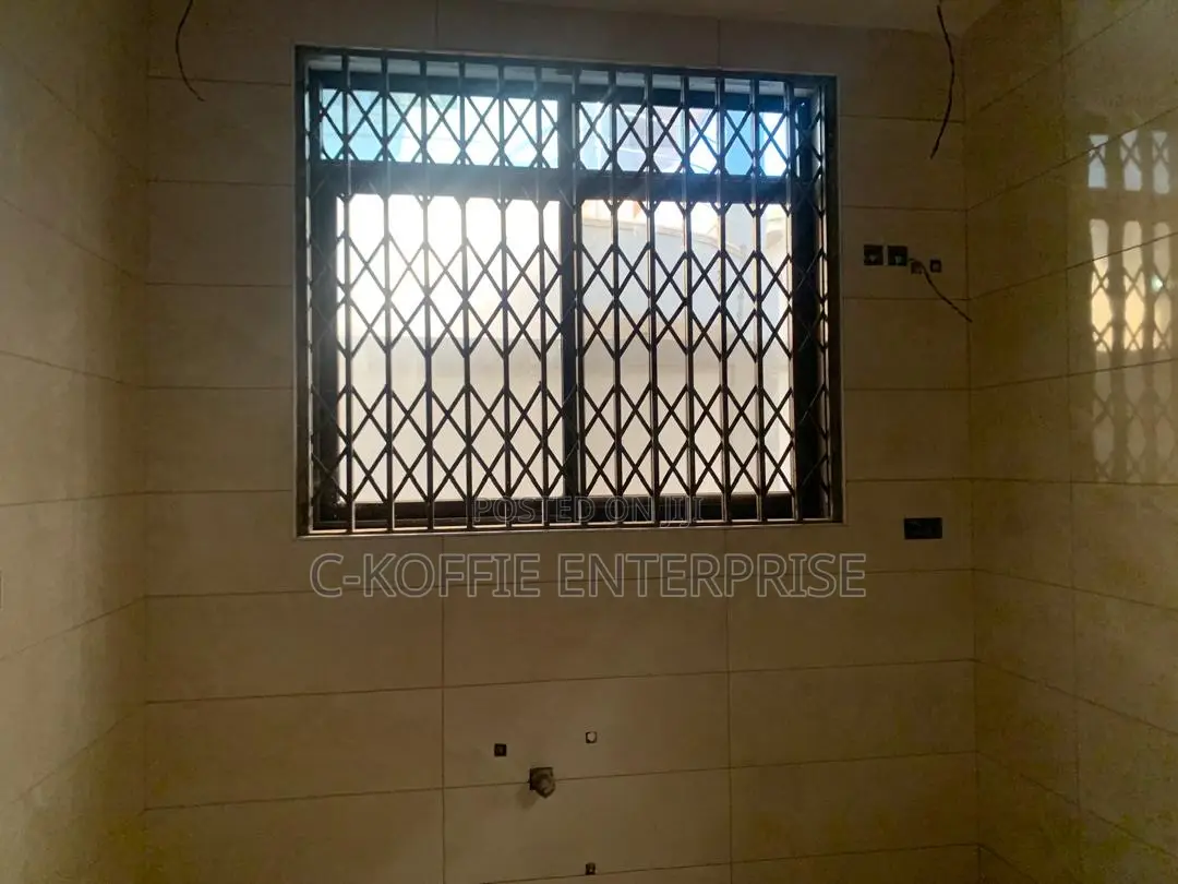 Furnished 8bdrm House in Tema Com 25 for rent