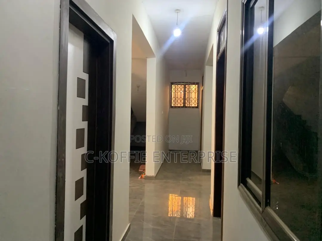 Furnished 8bdrm House in Tema Com 25 for rent